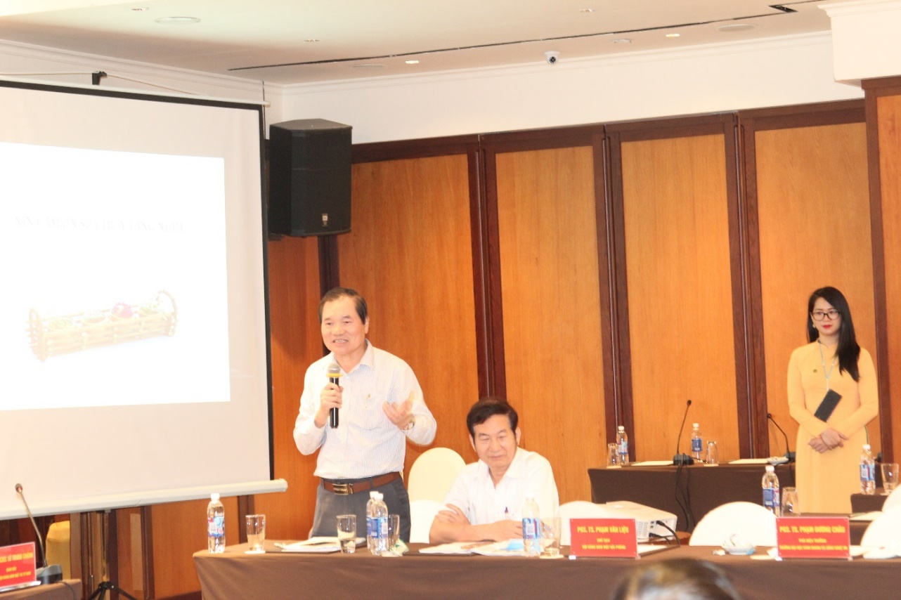 PGS TS. Phạm Dương Châu, Phó Hiệu Trưởng kiêm trưởng Khoa RHM,  Trường Đại học KD và CN Hà Nội phát biểu và đưa ra ý kiến phiên hội thảo